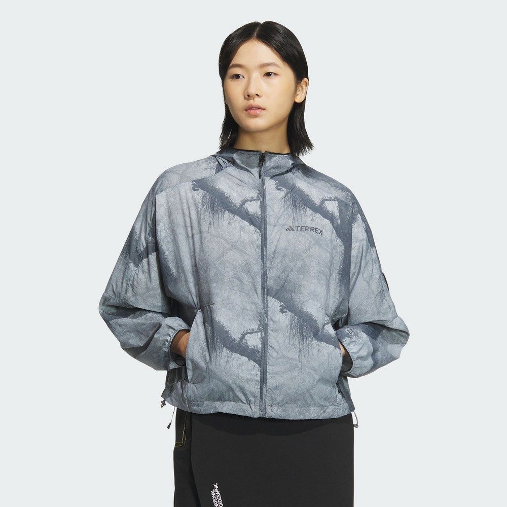 ADIDAS 愛迪達 【ADIDAS】NATGEO W WB 風衣外套 女 灰白-IS9505