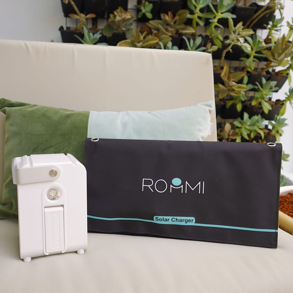 Roommi 多功能行動電源供應器小電寶+28W太陽能板套組