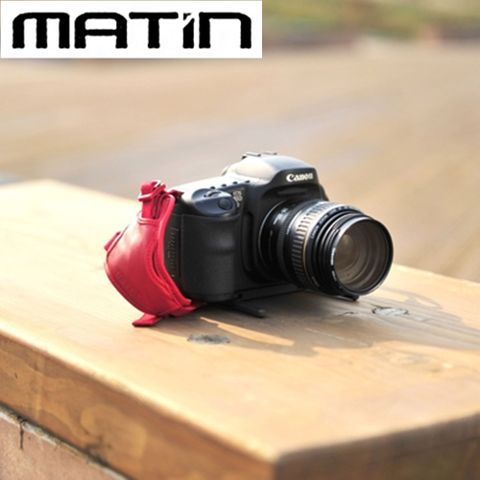 韓國品牌馬田Matin單眼相機手腕帶M-7371(酒紅色;底座有支架,可讓機身站立)