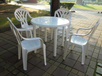 白色塑膠高背椅+90cm塑膠圓桌一桌四椅組