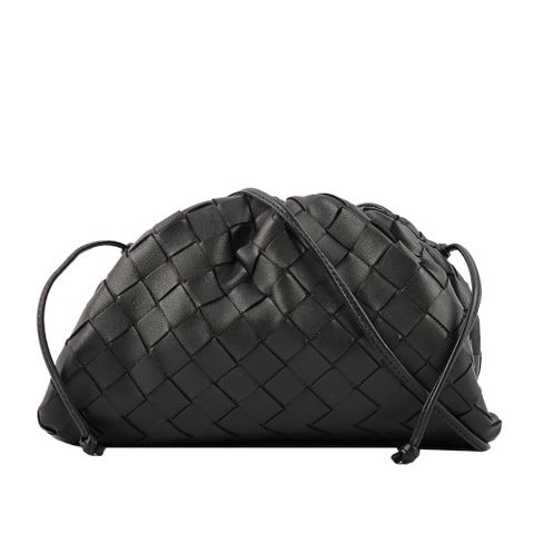 BOTTEGA VENETA 寶緹嘉 小羊皮MINI POUCH編織雲朵包(黑色) 585852 VCPP1 8803