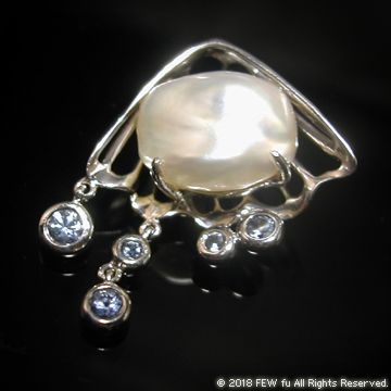 【FEW fu】《精靈淚珠－Keshi Pearl凱旭珍珠鑲彩剛》18K金蚌殼項鍊