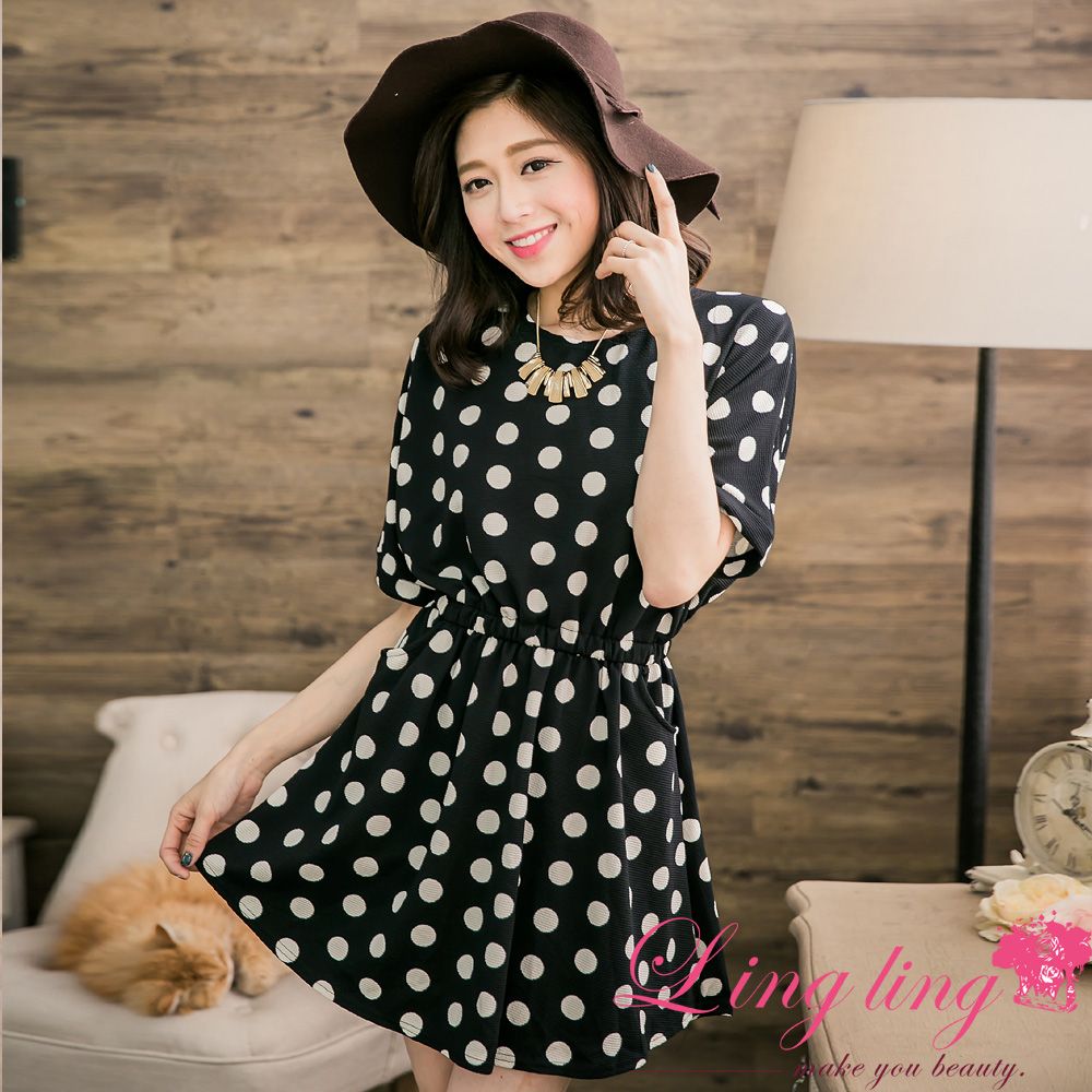LINGLING 中大尺碼 A2692-02 女裝 滿版點點鬆緊壓格紋觸感口袋洋裝(優雅黑)