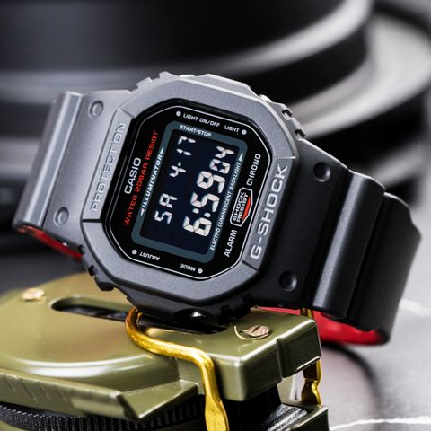 【CASIO 卡西歐】G-SHOCK 絕對強悍時尚潮流運動錶-黑紅(DW-5600HR-1DR)