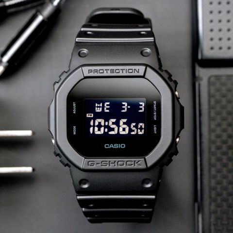【CASIO 卡西歐】G-SHOCK 飆風悍將時尚運動腕錶(DW-5600BB-1DR)