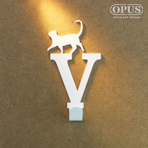 OPUS 東齊金工 歐式鐵藝-壁飾掛勾《當貓咪遇上字母V》優雅白