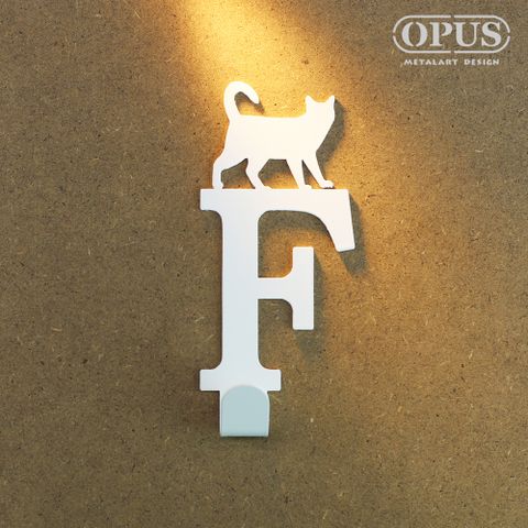 OPUS 東齊金工 壁飾免釘無痕掛勾《當貓咪遇上字母F》優雅白