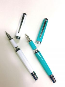 TWSBI 三文堂 《 新色閃亮上市》臺灣之光   Classic鋼筆-藍青&蘋果白 活塞上墨 有4種尖可選