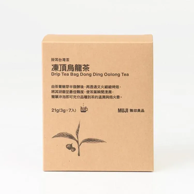 掛耳台灣茶凍頂烏龍茶Drip Tea Bag Dong Ding Oolong Tea由茶菁嫩芽半發酵後再透過文火細細將其研磨至最佳度,使茶葉瞬間浸潤,簡單沖泡即可充分品嚐到茶的溫潤與火香。21g(3g×7入)MUJI 無印良品