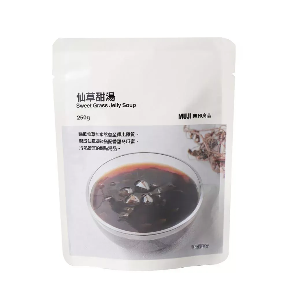 仙草甜湯Sweet Grass Jelly Soup250gp曬乾仙草加水熬煮至釋出膠質製成仙草凍後搭配香甜冬瓜蜜,冷熱皆宜的甜點湯品。MUJI 無印良品